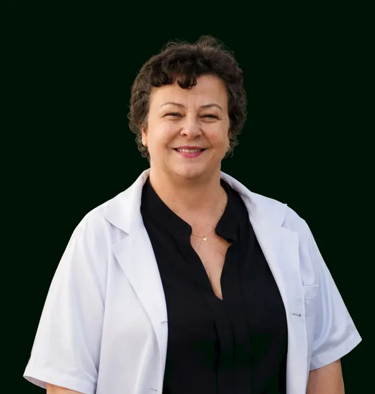 Retrato de Dra. Helena, veterinária do hospital.
